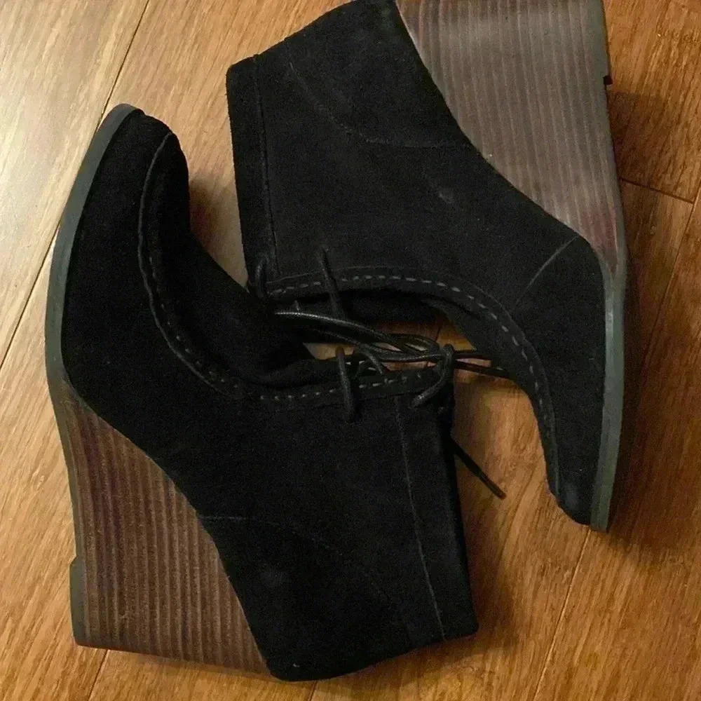 Lucky Brand black leather wedge bootie - size 9.5 - round toe - lace up